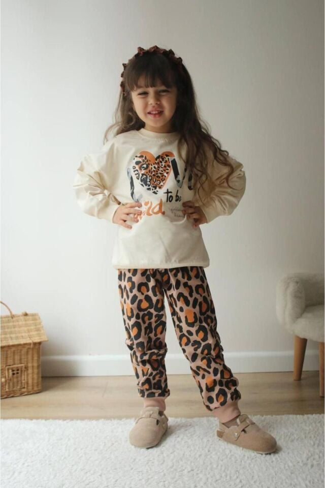 KIZ ÇOCUK LOVE BASKILI  LEOPAR DESENLİ EŞOFMAN TAKIMI